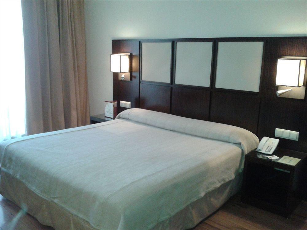 Hotel Isla De La Garena Alcalá de Henares Exteriör bild