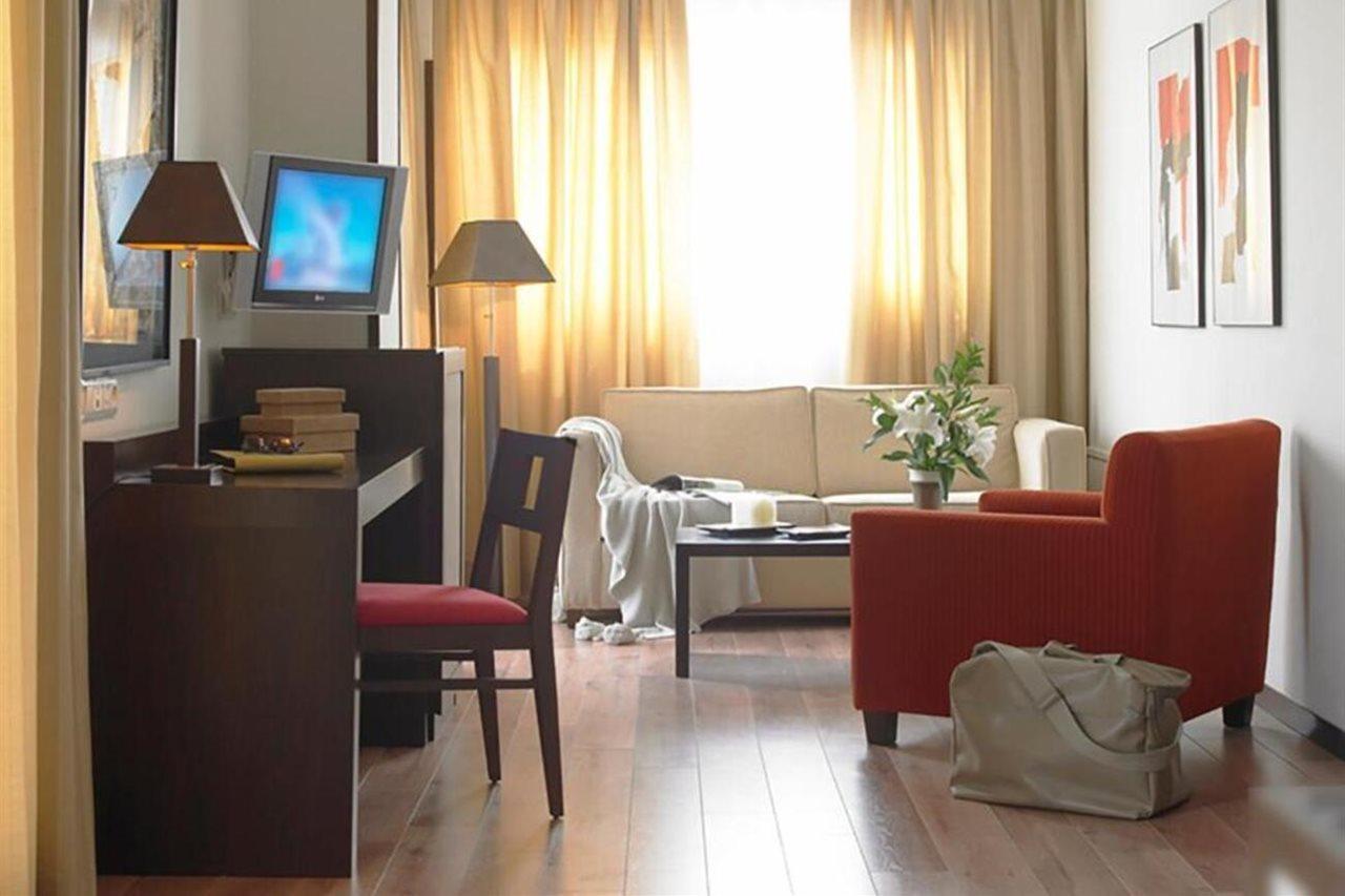 Hotel Isla De La Garena Alcalá de Henares Exteriör bild