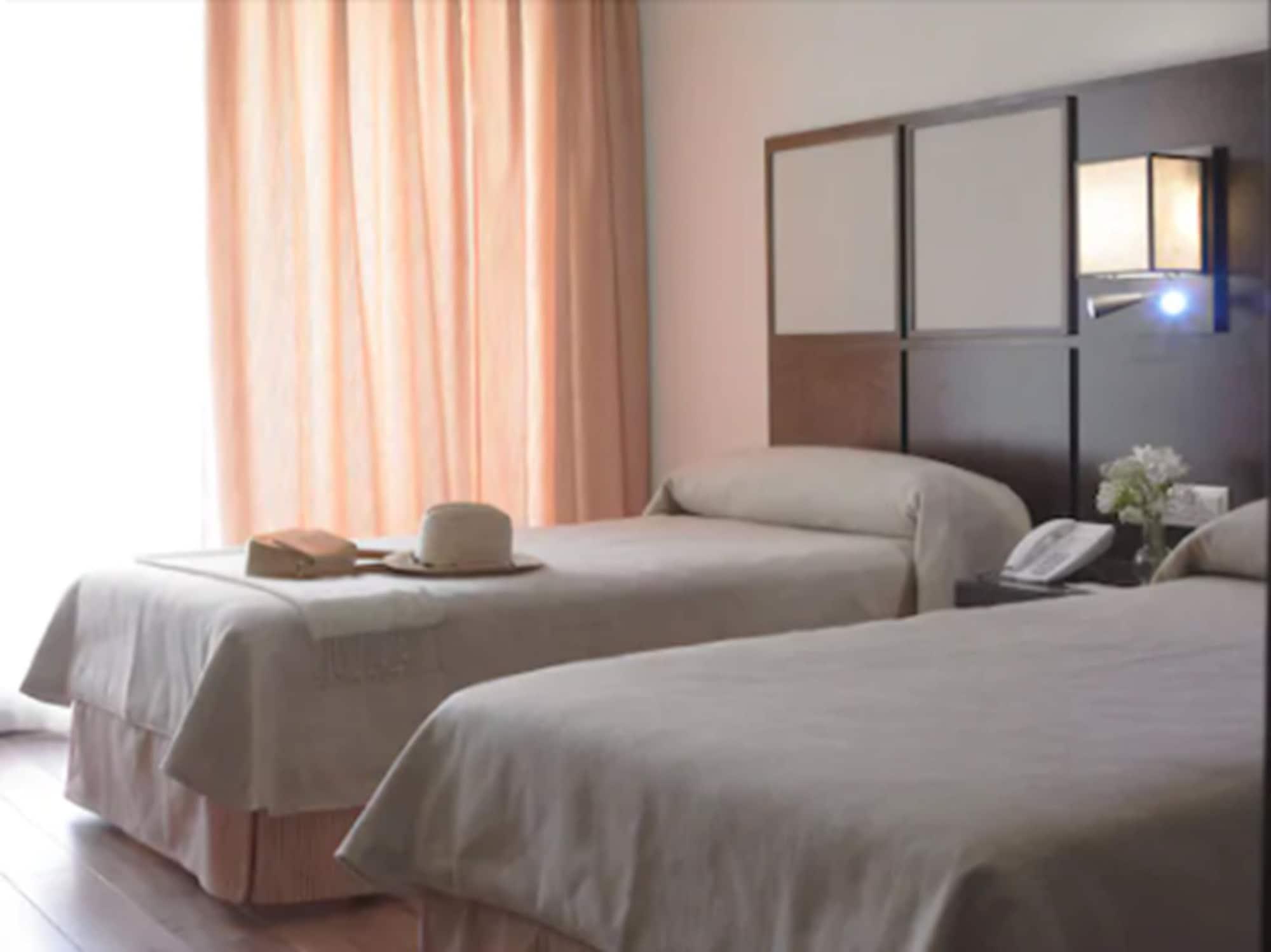 Hotel Isla De La Garena Alcalá de Henares Rum bild