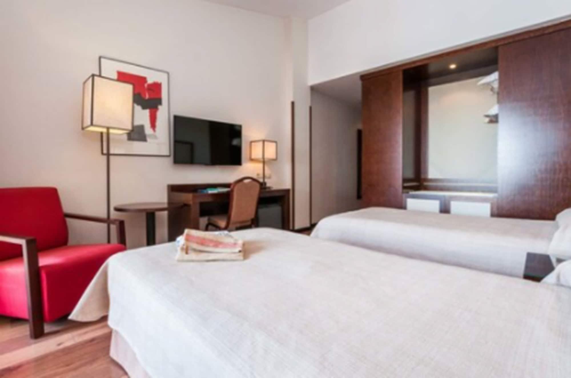 Hotel Isla De La Garena Alcalá de Henares Exteriör bild