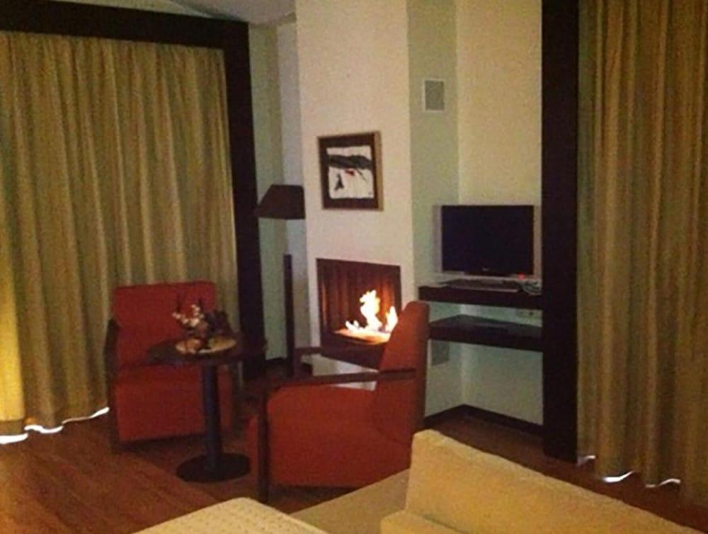 Hotel Isla De La Garena Alcalá de Henares Exteriör bild