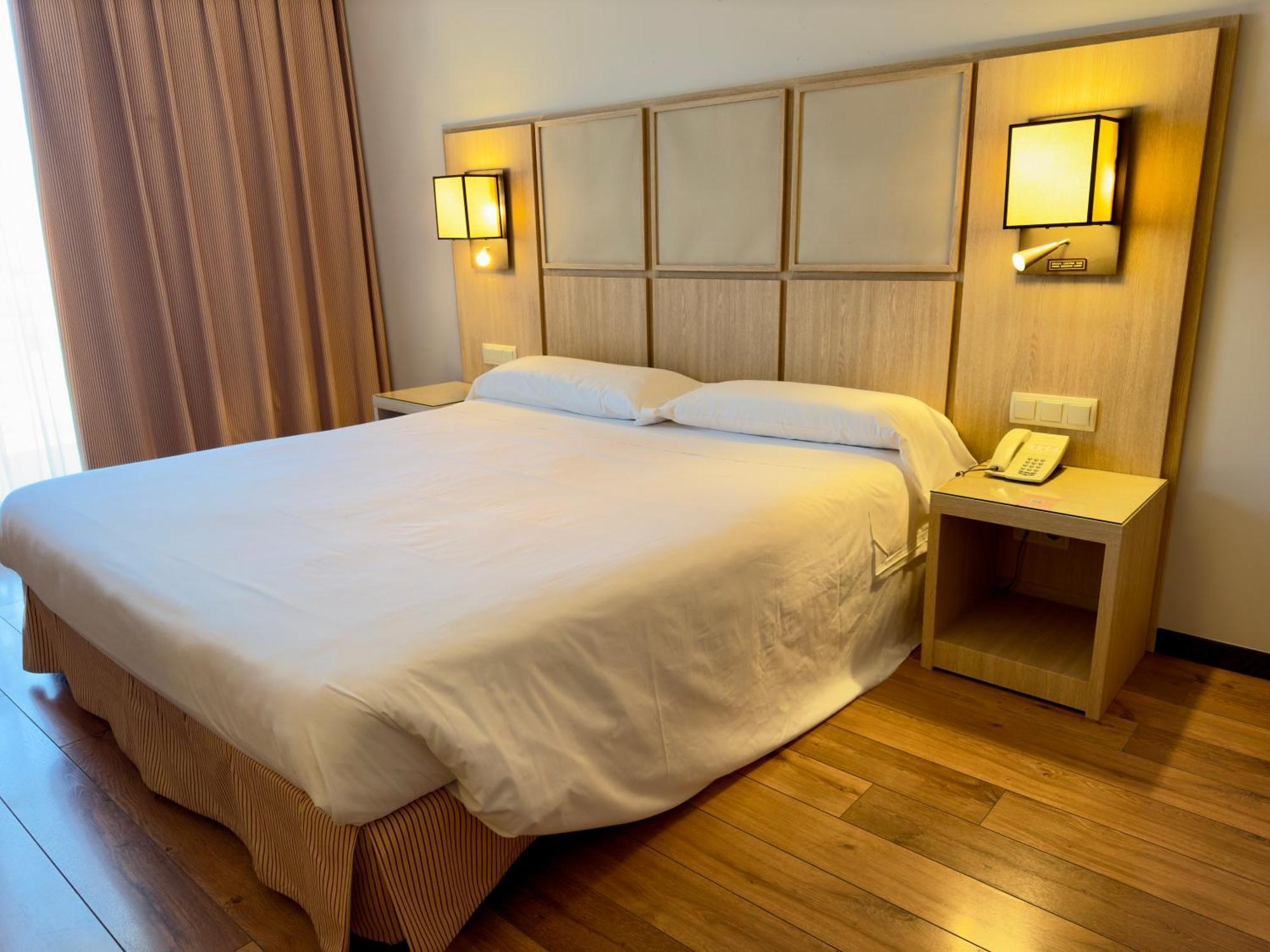 Hotel Isla De La Garena Alcalá de Henares Exteriör bild