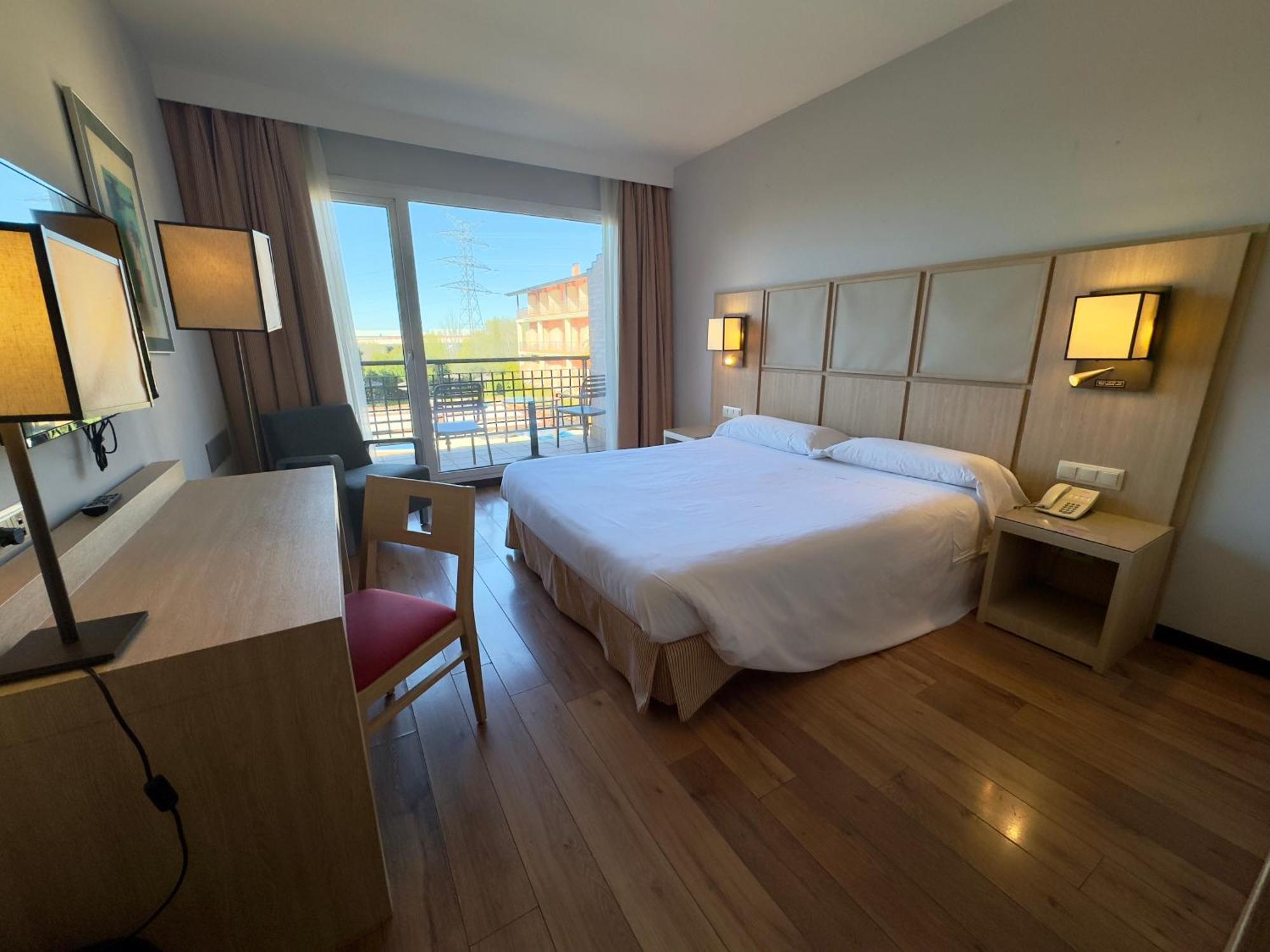 Hotel Isla De La Garena Alcalá de Henares Exteriör bild
