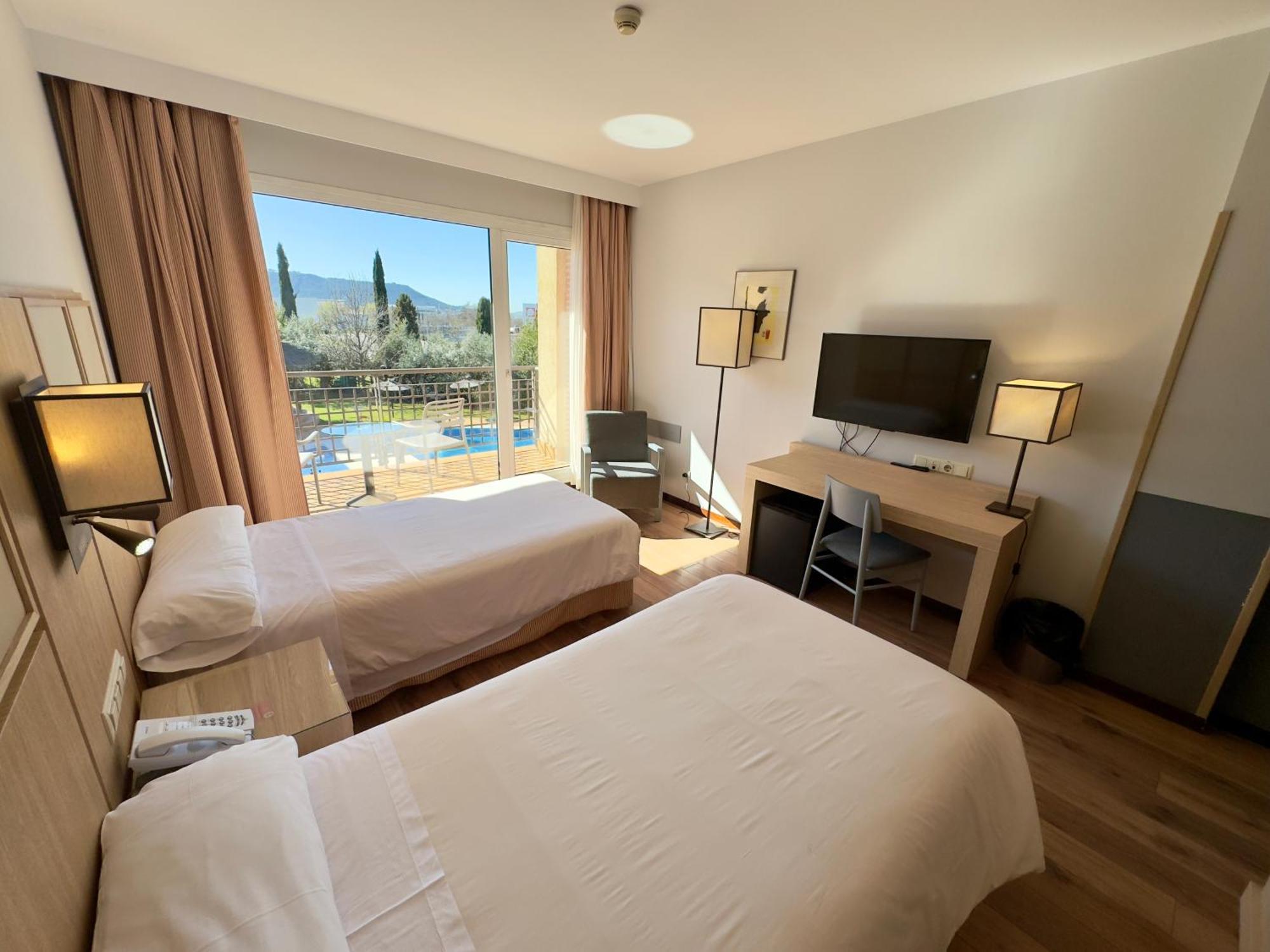 Hotel Isla De La Garena Alcalá de Henares Exteriör bild