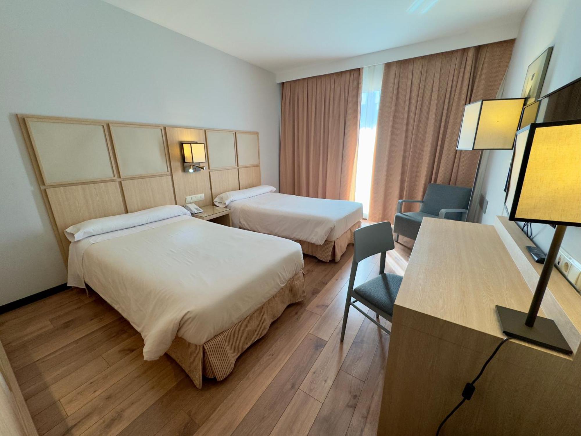 Hotel Isla De La Garena Alcalá de Henares Exteriör bild